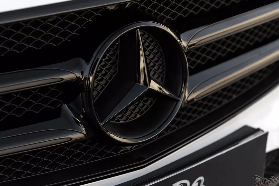 Mercedes E class. Окрас крыши и решетки радиатора в черный глянец!